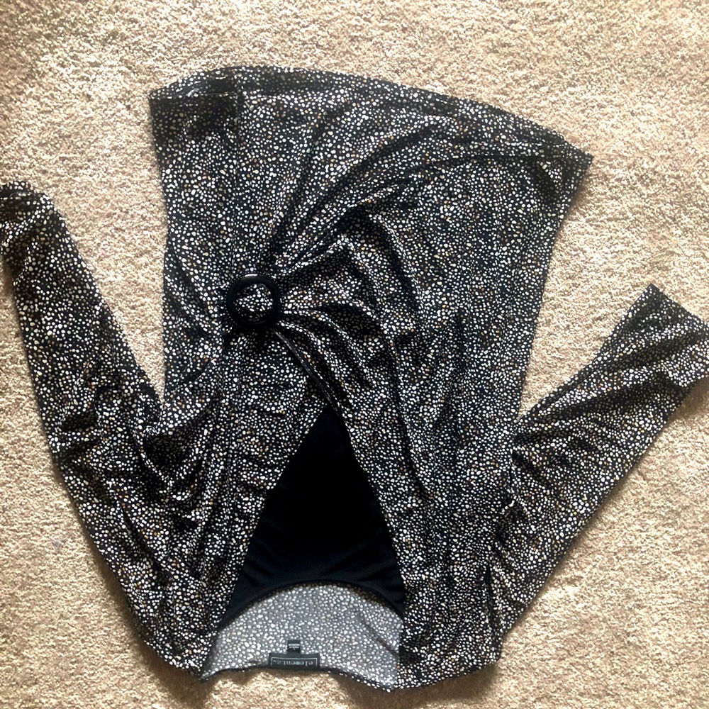 Women’s size large top, mid length sleeves